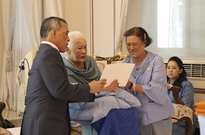 HM Queen Sirikit of the Ninth Reign, center, is visited by her children HM King Maha Vajiralongkorn and HRH Princess Maha Chakri Sirindhorn at the Chitralada Palace on the Queen’s 86th birthday in Bangkok August 12. (The Royal Household Bureau via AP)