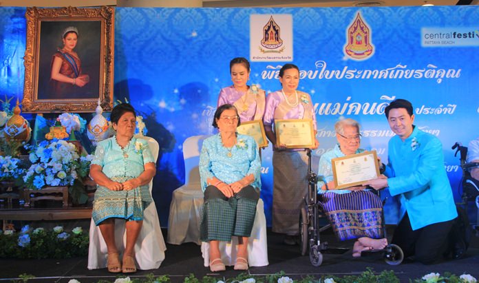 At Central Festival Pattaya Beach former MP Poramet Ngampichet handed out certificates to 58 outstanding mothers as selected by the Pattaya City Council.