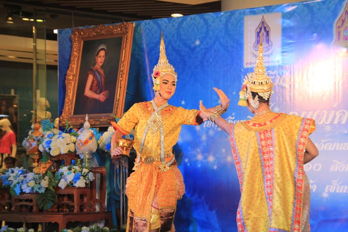 Students from Pattaya City Schools perform on Mothers’ Day at Central Festival Pattaya Beach.