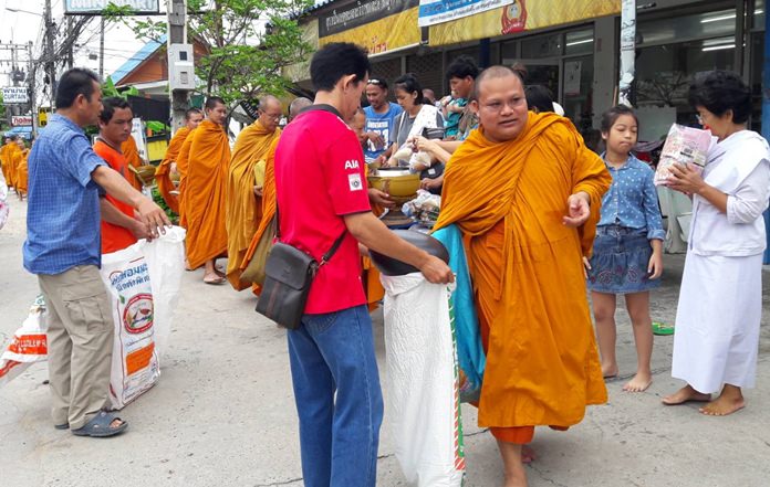 Residents in the Ta E-Tur Community of Nongprue offer alms to 20 monks on the occasion of National Mother’s Day, August 12.