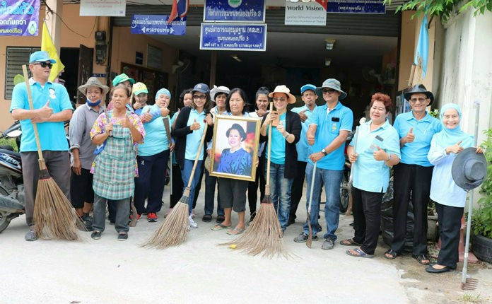 Members of the Nongprue 3 Community cleaned the streets to help make their area a nice place to live on the occasion of National Mothers’ Day.