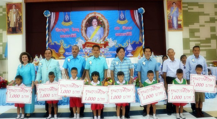 Nongprue Municipal Women Development Group Chairwoman Jamnien Chaiyanit led a mother-and-child blessing ceremony at the Municipal Kindergarten.