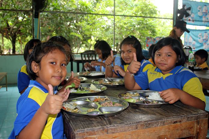 Club members served the kids a lunch of chicken green curry and noodles, stir-fried chicken with ginger, papaya salad, pork salad, fruit and desert.
