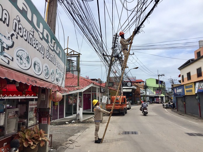 The Provincial Electricity Authority cleaned up messy jumbles of power and utility wires on Soi Khopai 4. They also said they plan a sweeping reorganization of cables to beautify the area. Does this sounds familiar? 