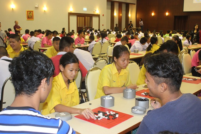 About 200 Pattaya-area students put their thinking caps on to celebrate the life of the Father Ray Foundation’s founder at a Go and crossword puzzle tournament.