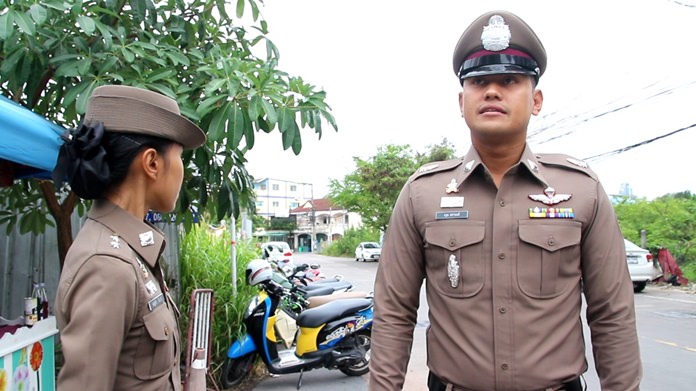 Pattaya traffic police have begun ticketing and towing cars illegally parked on Soi Paniadchang.