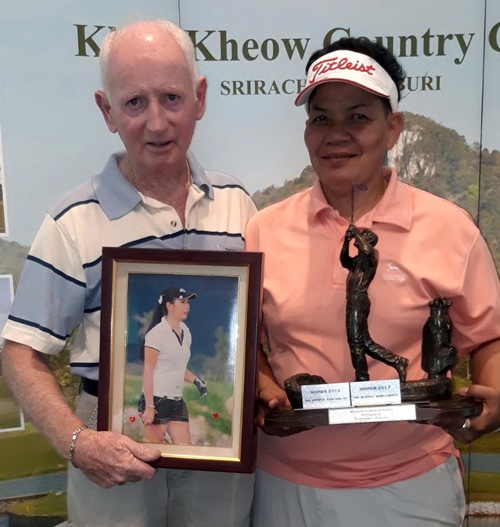 Jo McArdle (left) presents the Jaa Memorial trophy to Sompis Sam-ang-in.