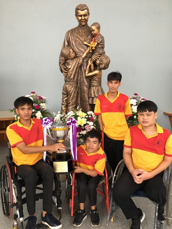 Tawan, Ting, Beer and Tle proudly show their trophy.