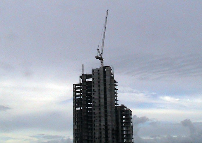 Mayor Anan Charoenchasri ordered developers of the stalled Waterfront Suites & Residences project to remove the construction crane at the top of the city’s tallest building.