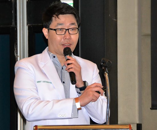 Dr. Bundit Leethanaporn explains to his PCEC audience that it is inevitable that our eyesight changes with age. He then went on to describe the three most common age related problems that will need treatment.