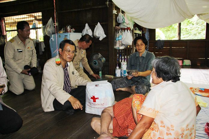 Ratchaburi Governor Chayawut Chantara visited flood affected areas on Monday and passed out survival bags.