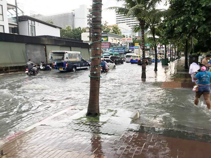 One again this year, the rainy season is going out with a bang. On September 23, a heavy storm dumped several cm of rain in just over an hour, overwhelming Pattaya’s flood relief system. Shown here, Beach Road, which was flooded from north to south. 