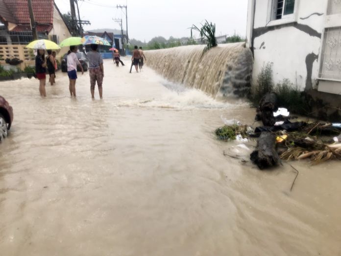 Water floods into Mab Pradoo community homes in Khao Talo.