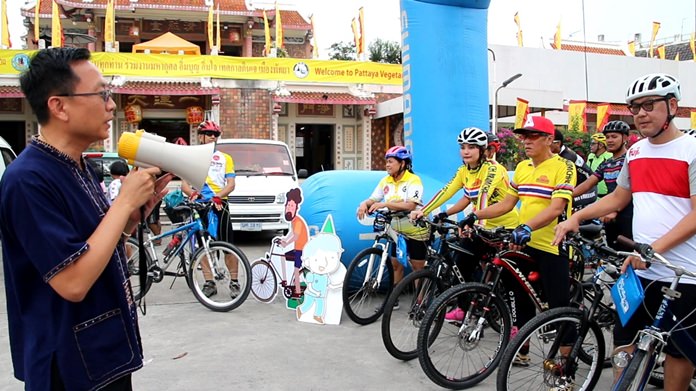 Pattaya City Councilman Sinchai Wattanasartsathorn sets the cyclists on their way from the Sawang Boriboon Thammasathan Foundation in Naklua.
