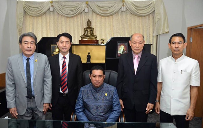 Mayor Sonthaya Kunplome (seated, center) named (left to right) Ronakit Ekasingh, Poramet Ngampichet, Banlue Kullavanijaya, and Pattana Boonsawat as his deputies.