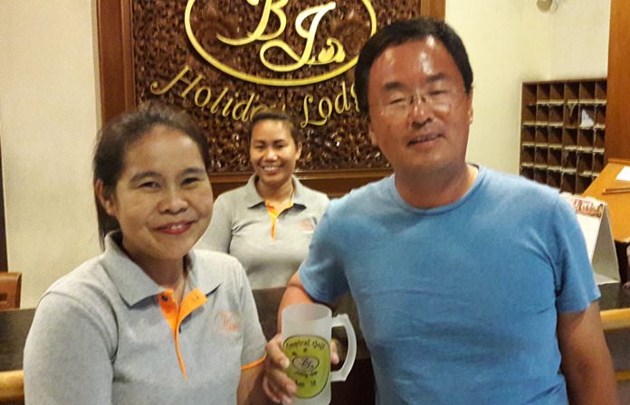 Sponsor’s staff members congratulate Frank Xin (right).