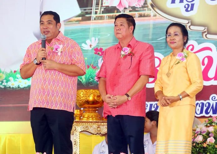 Mayor Sonthaya Kunplome (left) presided over the farewell ceremony for Principal Jirasak Jitsom and senior teacher Pattama Intawong.