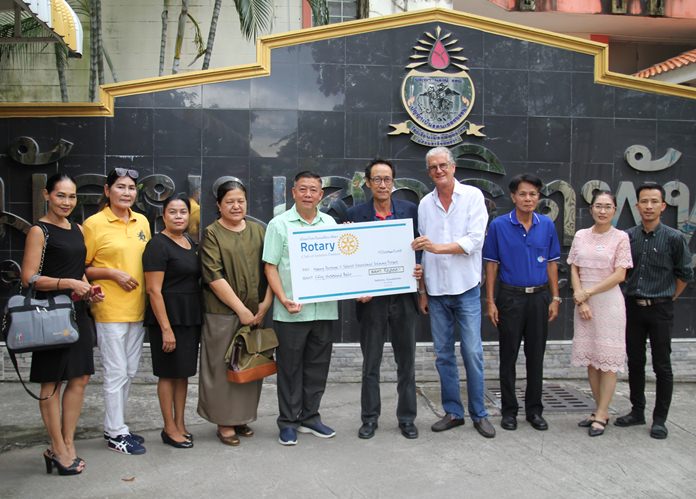 Rotary Club of Jomtien Pattaya President Vutikorn Kamolchote (5th right) together with VP Joachim Klemm (4th right, Past President Alvi Sinthuvanik (4th left) and members present 50,000 baht to Principal Jirasak Jitsom (5th left) to support hospitality and beauty courses at Pattaya City School No. 11.