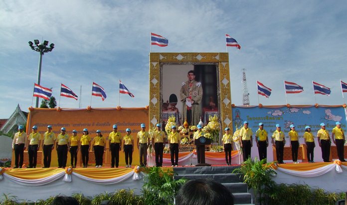 In Chonburi, Gov. Pakarathorn Thienchai kicked off the new “doing good with heart” volunteer program initiated by HM King Maha Vajiralongkorn Bodindradebayavarangkun in his father’s name.
