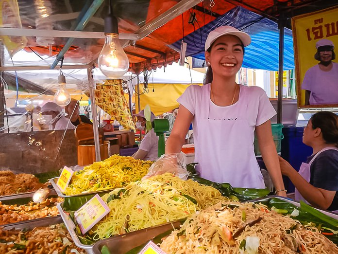 Vegetarian food is for sale in front of the Sawangboriboon Thammasathan Pattaya Foundation.