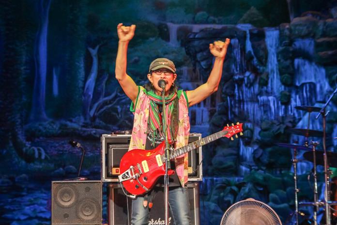 Ad Carabao waves his buffalo horn salute during his hit song, “Bua Loy”.