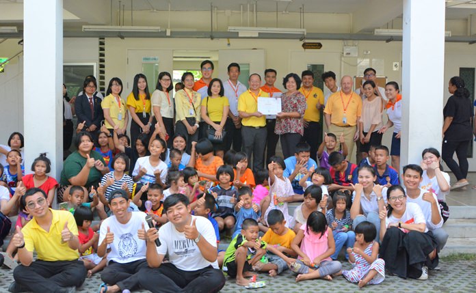 Dusit Thani College, led by Sakda Kanjanawanawan, director of Dusit’s Pattaya campus, and instructor Alec Hoare, hosted lunch for children and donated necessities, clothes, rice, and dried foods to the Baan Jing Jai orphanage.
