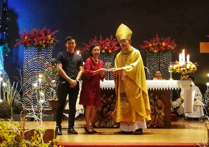 Chanthaburi Diocese Bishop Silvio Siripong Charatsri presents awards to HHN Director Radchada Chomjinda and Drop-In Center/ASEAN Learning Center Director Pirun Noiimjai.