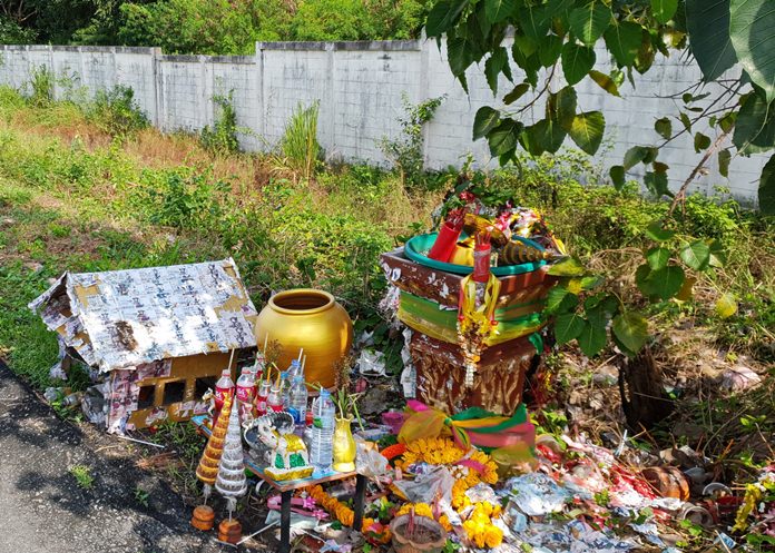 The “Gamo Shrine” on Sukhumvit Road in Sattahip, where gamblers pray for lucky lottery numbers, has been vandalized, likely by underground lottery brokers who lost money on numbers posted there.