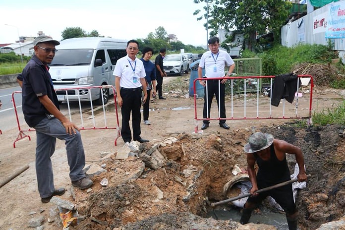 Councilmen Sinchai Wattanasartsathorn and Choluek Chotekamjorn visit the Baan Nernrodfai community to follow on efforts to relieve chronic flooding.