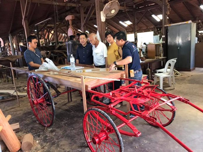 Banglamung District Chief Naris Niramaiwong checks on the progress of the of the land vehicle to be used in the Pattaya parade.