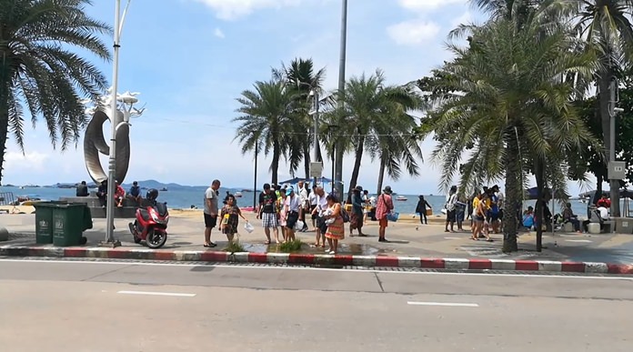A long-neglected puddle of water from a leaking pipe under Pattaya Beach has become a foot-washing pond for tourists.