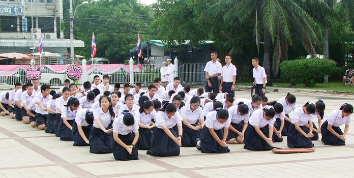 Students pay homage to a great king, King Rama V.