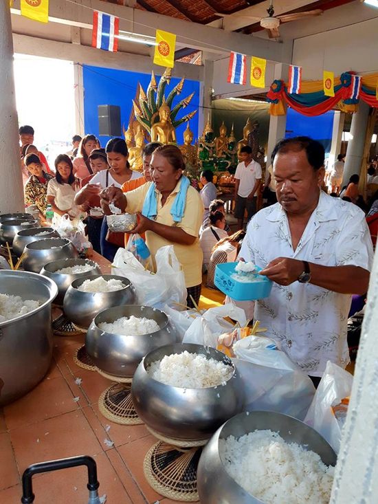 People present alms at Wat Samakkee Pracharam (Wat Tungkom).