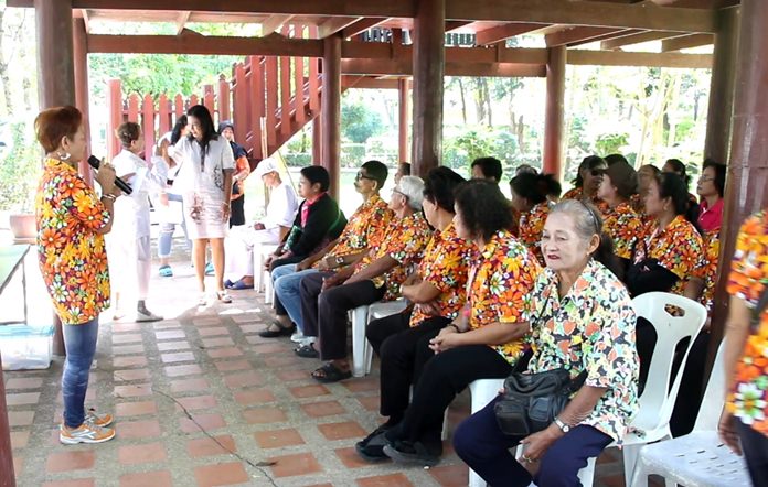 The Rumdul Club advised its elderly members how to stay healthy during Thailand’s cool season.