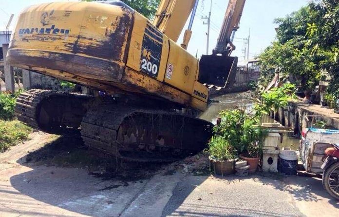 Pattaya’s Sanitation Department has kicked into overdrive, cleaning drains and collecting garbage in 19 spots around the city.