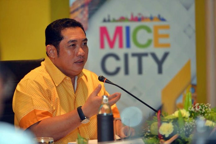 Mayor Sonthaya Kunplome and top city and regional business and tourism executives met with TCEB advisors to brainstorm ideas to bring more meetings, conventions, incentives and exhibitions to the city.