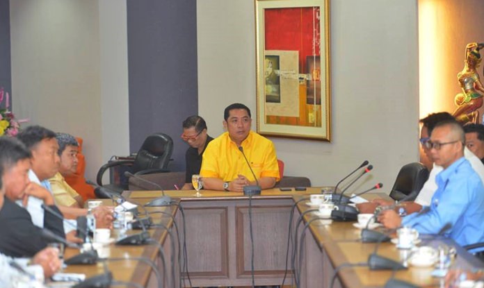 Metered-cab operators appealed to Mayor Sonthaya Kunplome to do more about illegal taxis and ride-hailing services.