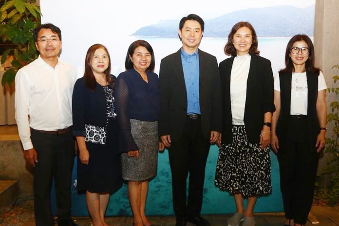 Deputy Poramet Ngampichet and Tourism Authority of Pattaya Director Pinnart Charoenpol joined city and Chonburi tourism officials in greeting operators from the Association Estonian Travel Agencies at city hall.