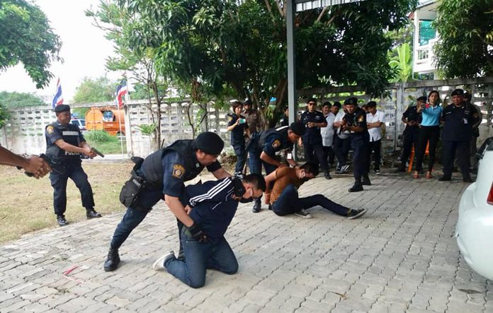 Prachin Buri narcotics officers visited Pattaya’s Chumsai Community where they also watched a demonstration by police on how officers make drug arrests and restrain suspects.