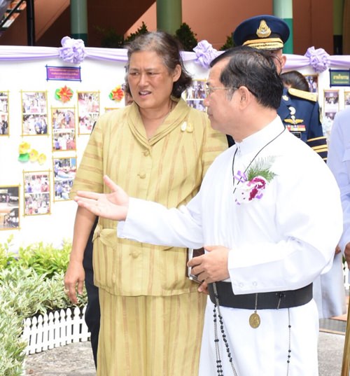 Welcoming H.R.H. Princess Maha Chakri Sirindhorn to the School for the Blind.