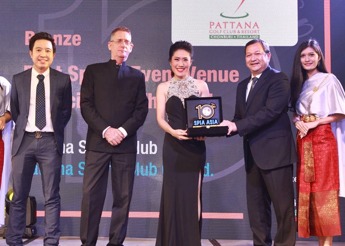 Representatives of Pattana Golf Club & Resort receive the bronze award for Best Sports Event Venue in Thailand during the 2018 SPIA Asia – Asia’s Sports Industry Awards gala in Bangkok, November 20.