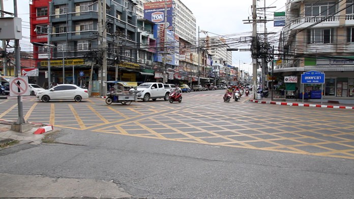 New safety lines painted across a Jomtien Beach intersection has both drivers and pedestrians scratching their heads as to their meaning.