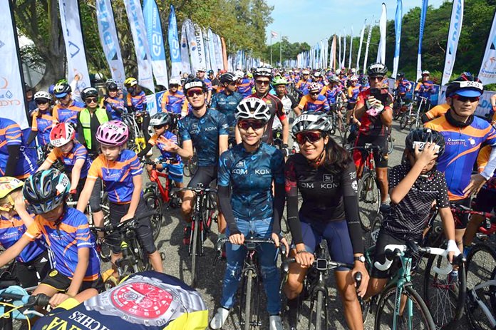 Riders line up prior to the start of the Family Fun Race during the 2nd Bangkok Bank Cycle Fest, Sunday, November 25 at Siam Country Club in Pattaya.