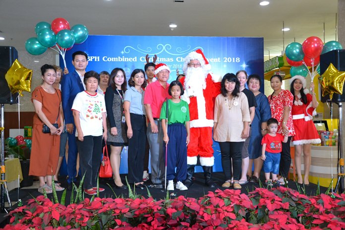 Dr. Komsan Wasuwanich, Asst. Director of BHP, took to the stage with honored guests during the opening ceremony.