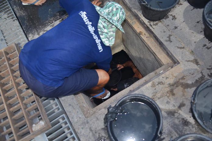 The Sanitation Department coordinated with the Pattaya Remand Prison to put well-behaved convicts to work, climbing down into sewers to scrape out the garbage, muck and other waste impeding the flow of wastewater and storm runoff.