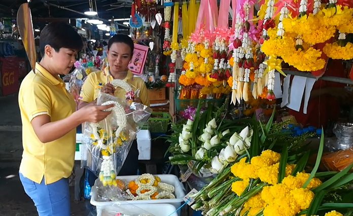 Veerapa Romsakul, owner of Phothong Sangkaphang flower shop, blamed high wholesale prices and shortages for the high cost of flowers over the holiday.