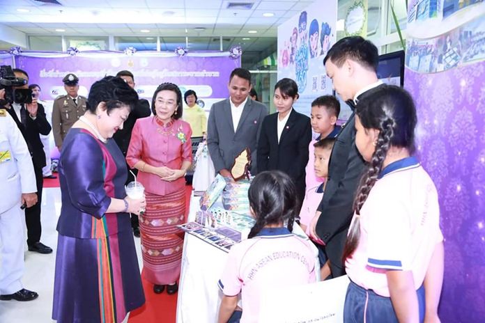 Human Help Network Foundation Thailand was chosen by the ministry to receive the Prachabadi award, presented by HRH Princess Soamsawalee and accepted by Radchada Chomjinda.