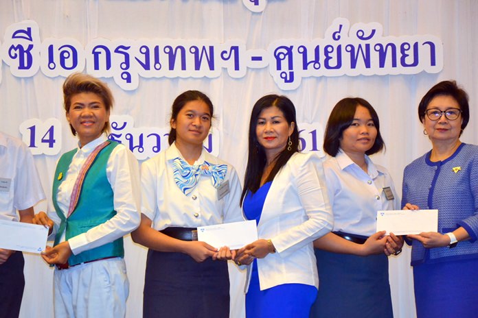 Noi Emerson, Pattaya Sport Club Social Welfare Chairperson, hands out scholarships.