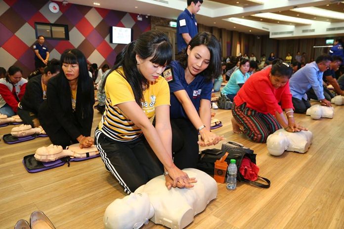 Pattaya-area beach vendors learned the basics of first aid and CPR in a lesson taught by Bangkok Hospital Pattaya.