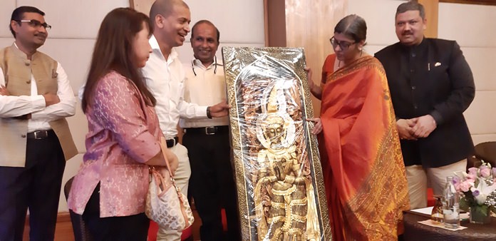Pattaya residents present a gift to Her Excellency.